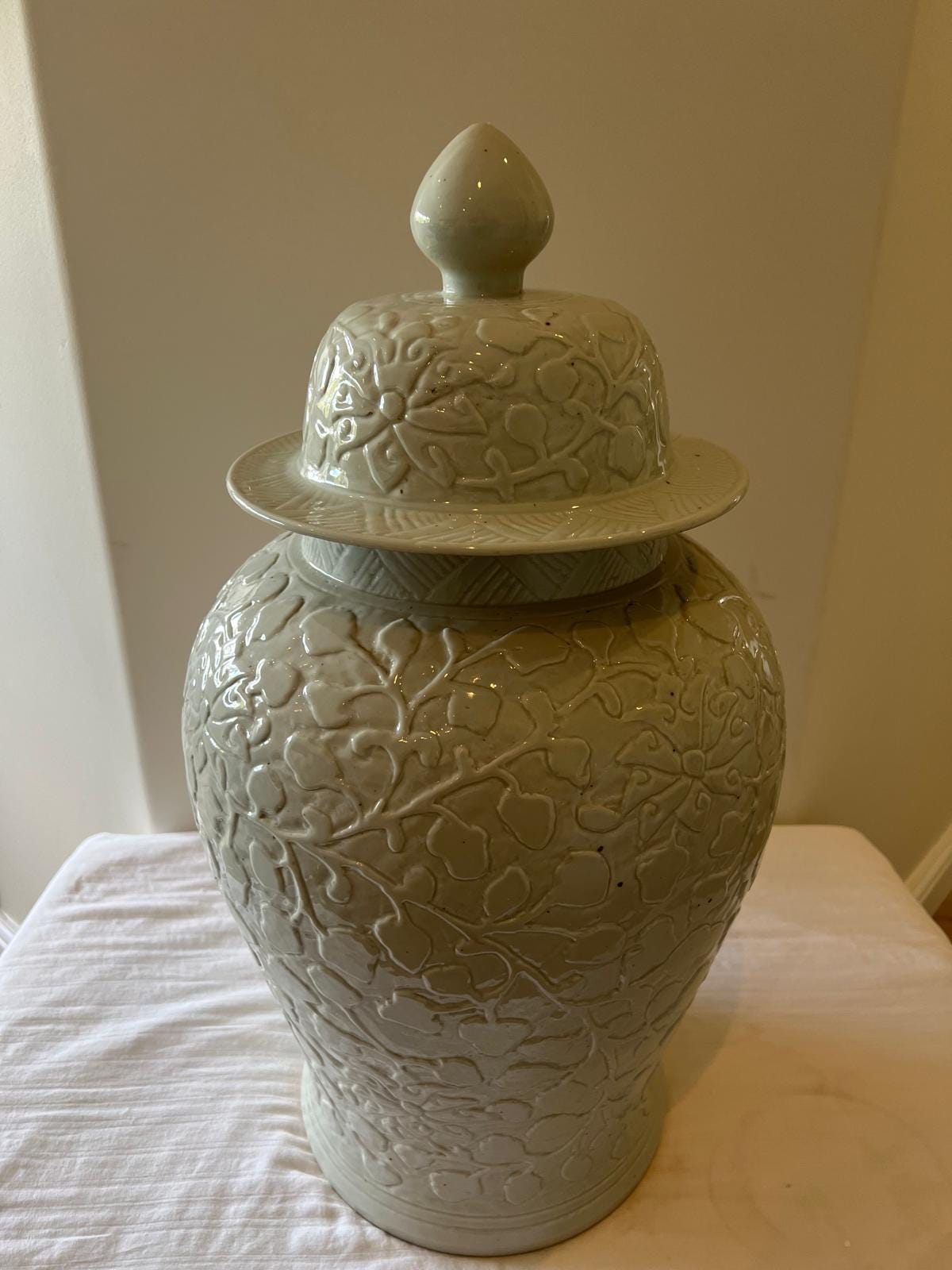 Embossed White Ceramic Ginger Jar – Elegant Floral Motif with Lid